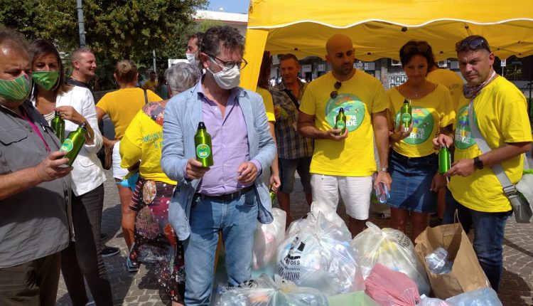 Europa Verde a Pomigliano d’Arco con stazione mobile a caccia di plastica, polveri sottili e inquinamento acustico