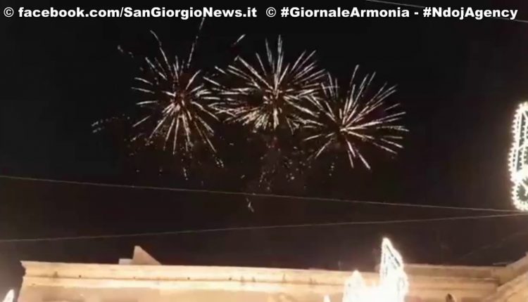 Anarchia fuochi d’artificio,  a San Giorgio a Cremano, Cardito e Secondigliano fontane pirotecniche mandano in tilt la circolazione. Borrelli (Europa Verde): “Fenomeno fuori controllo, servono regole e sanzioni severe”