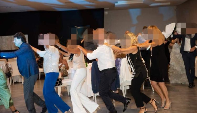 La festa sì, la festa no… e la mascherina? A Portici la polemica politica diventa privata: i 5 Stelle pubblicano le foto del sindaco Cuomo alla festa di laurea della figlia, senza mascherina a fare il trenino