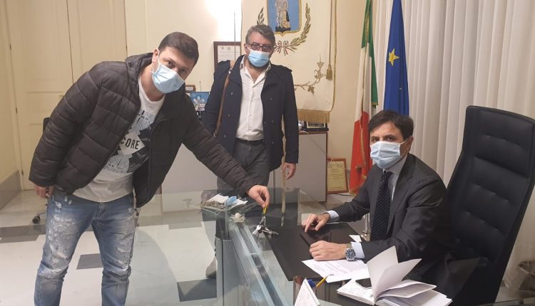 A Ercolano i commercianti consegnano al sindaco le chiavi dei negozi. Ciro Bonajuto: “Non vorrei che la crisi economica e sociale possa creare più danni del Covid19, non devono pagare sempre gli onesti”