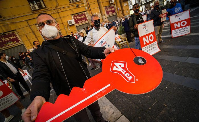 Covid: protesta gestori locali davanti sede Regione Campania, la Confcommercio annuncia un incontro con task force e il Governatore De Luca