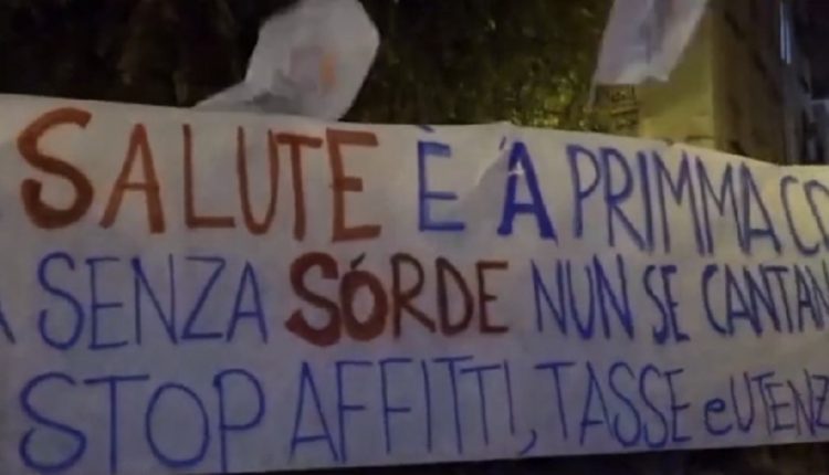 Guerriglia urbana a Napoli, fumogeni e bombe carta contro forze dell’ordine: manifestanti no-lockdown bersagliano il palazzo della Regione anche con petardi. Striscioni, musica e cori contro De Luca e il Governo