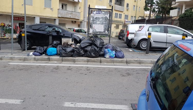 Continua l’emergenza rifiuti a Pollena Trocchia: nonostante il buon funzionamento della differenziata, i soliti incivili lasciano sacchi neri al centro del paese