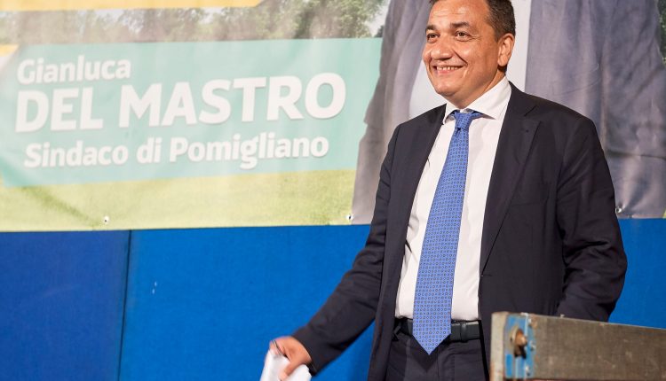 Covid, a Pomigliano d’Arco coprifuoco per gli under 16 dalle 18 Cento euro di multa per chi viola l’oridnanza di Gianluca Del Mastro, chiusi parchi e giardini