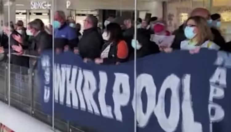 Operai Whirlpool occupano l’aeroporto di Capodichino