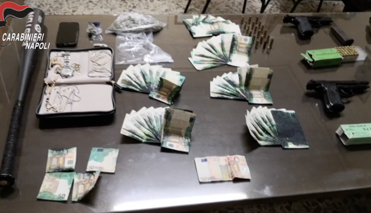 Armi, droga e banconote macchiate in casa: arrestato dai carabinieri un 23enne a Barra