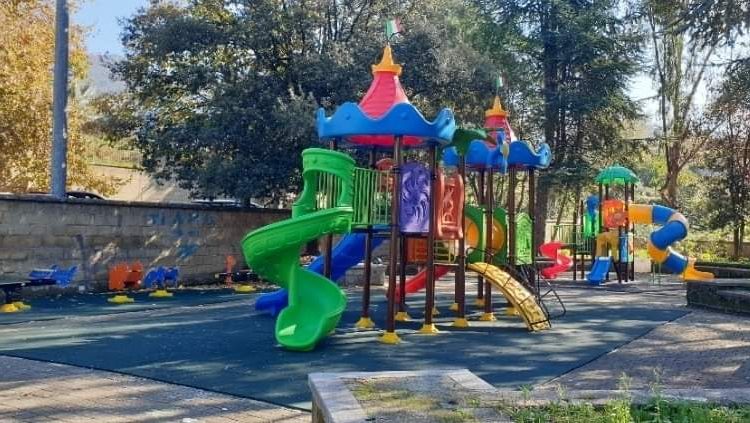 A San Sebastiano al Vesuvio, installate le nuove giostrine nel Parco Urbano di via Panormica