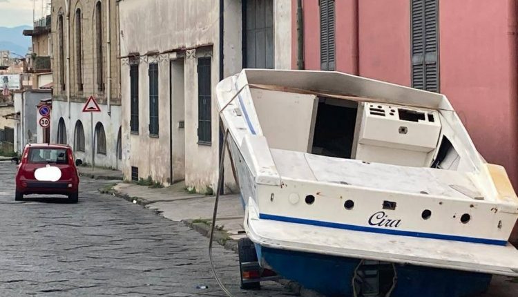 A Ercolano: una vecchia barca abbandonata in strada. Il sindaco Bonajuto: “Vergognati”