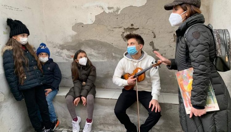 A CERCOLA CONTINUANO LE INIZIATIVE DI CERCOLA NARRA, NON SOLO LIBRI LETTI E DONATI AI BAMBINI MA ANCHE LA MUSICA COI CONCERTI AL ROVESCIO DI ALESSANRO MONACO