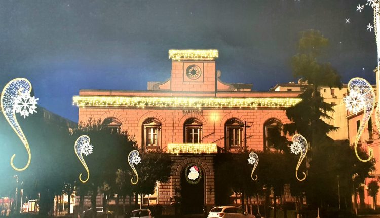 A San Giorgio a Cremano, buoni natalizi per i meno fortunati da spendere nei negozi della città al via l’installazione delle luminarie. Il sindaco Giorgio Zinno: “Sosteniamo commercio e famiglie”