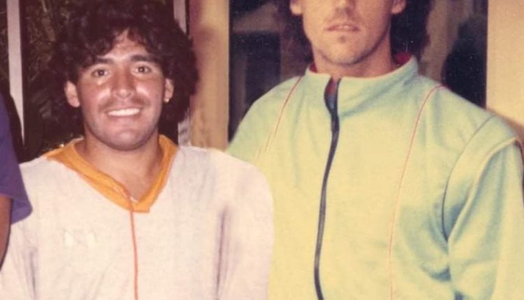 LA BEFANA E LA FOTO PEZZOTTO – Il sindaco di Portici Enzo Cuomo sul suo profilo Facebook pubblica una foto che lo ritrae con Maradona, ma è chiaramente fotoscioppata