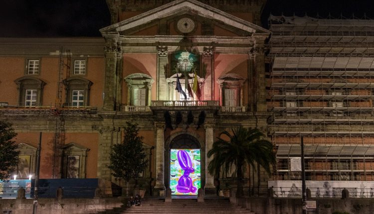 L’arte illumina il centro storico di Napoli: proiezioni sui portoni del Mann e del Madre, fino al 10 gennaio oltre 60 opere in dialogo