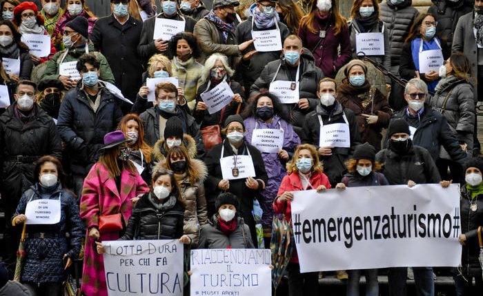 Napoli, la protesta delle guide turistiche davanti al Mann: “Ristori adeguati”