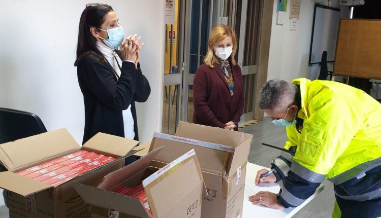 Solidarietà digitale a San Giorgio a Cremano, consegnati 300 tablet ai dirigenti scolatici: saranno distribuiti alle famiglie in difficoltà