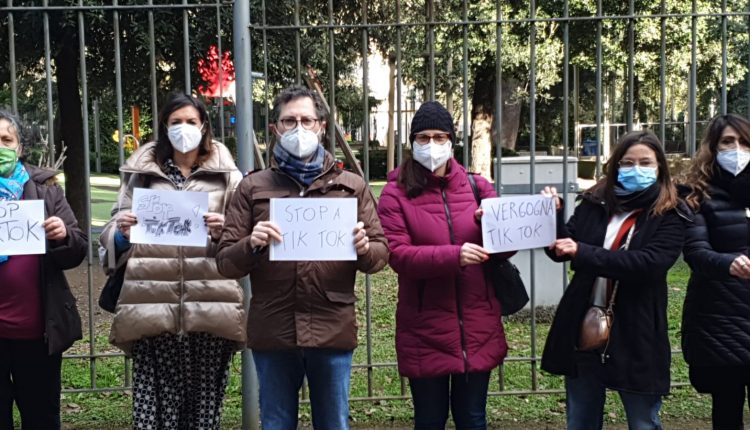 Bambini nei parchi e non su Tik Tok, la protesta in piazza delle mamme con Europa Verde: “Quanti altri dovranno morire prima di prendere provvedimenti contro questo social?”