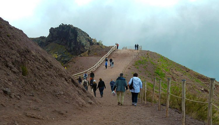 Covid, Campania zona gialla: riprendono le gite sul Vesuvio