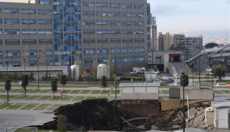 Boato e una voragine di 50 metri all’Ospedale del Mare: evacuato il Covid center. Si indaga sulla pista dolosa