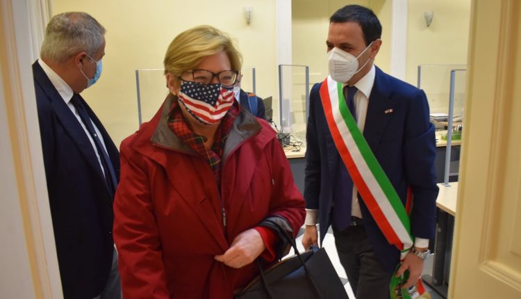 GLI USA SOTTO IL VESUVIO – Il sindaco Buonajuto: “Sviluppo economico e promozione turistica di Ercolano, strategica una partnership con gli Usa”, Ms. Mary Avery: “Ercolano occupa un posto speciale nel cuore degli Americani”