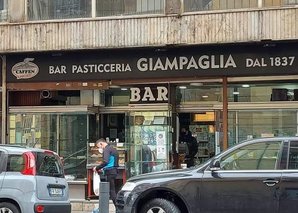 Addio al Bar Pasticceria Giampaglia: sotto la succursale del Liceo Silvestri davanti alle graffe e ai mitici biscotti ha visto nascere e morire amori, amicizie e passioni. Oggi il suo ultimo giorno