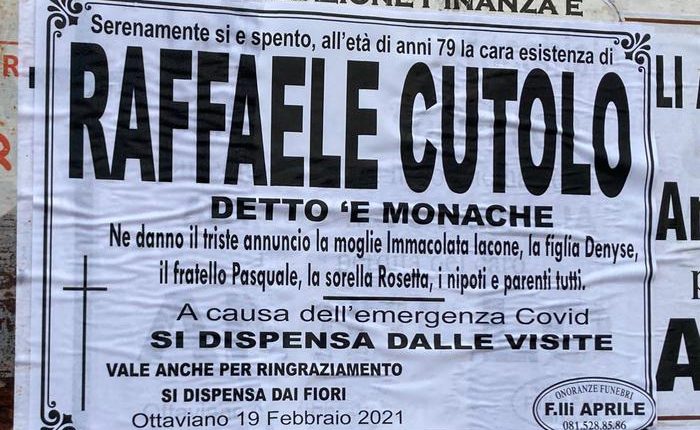 LA MORTE DEL BOSS – A Ottaviano affissi i manifesti funebri della famiglia, stamattina l’autopsia, i funerali in forma privata e “A causa emergenza covid, si dispensa dalle visite”. Col boss muoiono i misteri di un’Italia malata