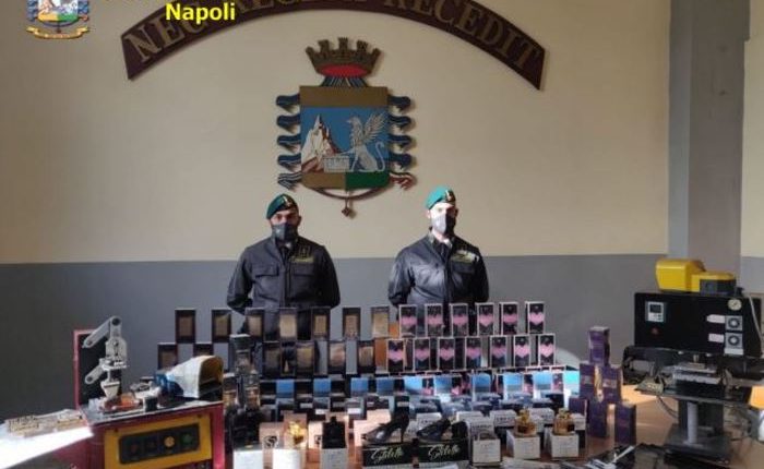 Profumo “taroccato” per San Valentino, sequestro della Guardia di Finanza a Napoli: tre denunciati