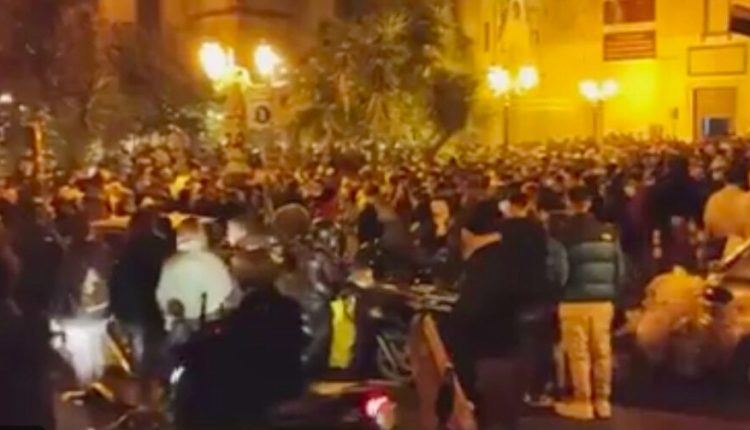 Primo giorno arancione a Napoli: folla tra lungomare e centro e in alcuni quartieri file davanti bar per asporto
