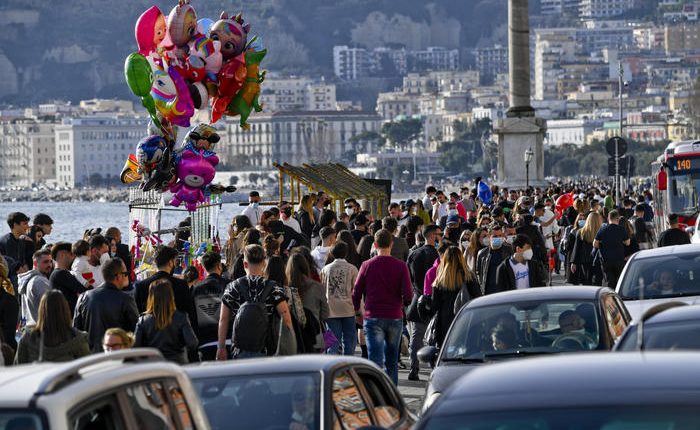Emergenza Covid, a Napoli folla sul lungomare e assembramenti nei luoghi della movida. Borrelli: “Situazione fuori controllo”