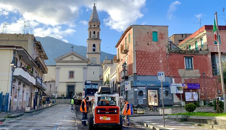 A Sant’Anastasia parte il restyling del manto stradale. Il sindaco Carmine Esposito: “Sono orgoglioso, dopo tanta burocrazia si punta ad una migliore vivibilità”