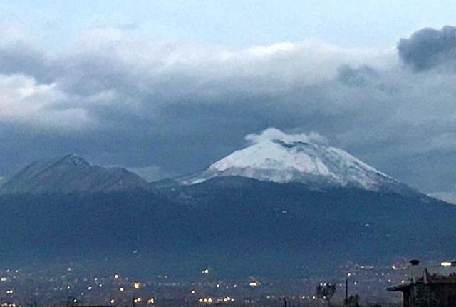 Gelo in Campania, neve sul Vesuvio e nelle aree interne