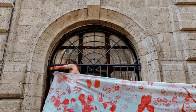 Sgombero dell’Accademia delle Belle Arti di Napoli, seni nudi per protesta per chiedere istituzione sportello anti molestie