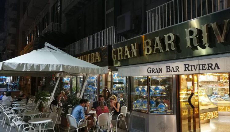 Chiude il Bar Riviera: 12 dipendenti senza lavoro e il ricordo di tante notti napoletane