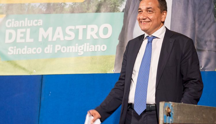 A Pomigliano d’Arco consiglio straordinario per le intimidazioni al sindaco. Gianluca Del Mastro: “Pur rimanendo scosso, senza spavalderia continuo con la stessa tenacia e non mi fermo”