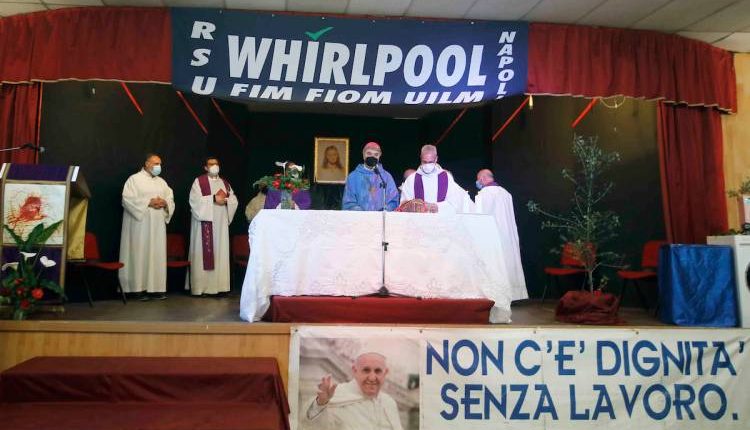 Whirlpool, la messa in fabbrica dell’arcivescovo di Napoli: “La Chiesa è con voi”