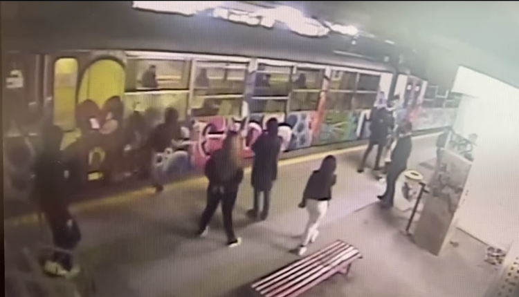 Vandali in Circumvesuviana: a Sant’Anastasia tre ragazzi a calci mandano in frantumi il finestrino di un treno
