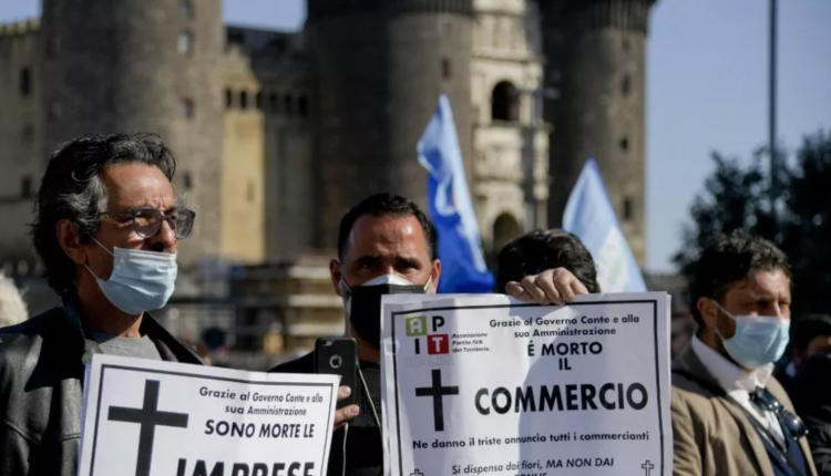 La crisi del commercio: “Io apro”, ristoratori manifestano a Napoli e annunciano l’apertura il 7 aprile