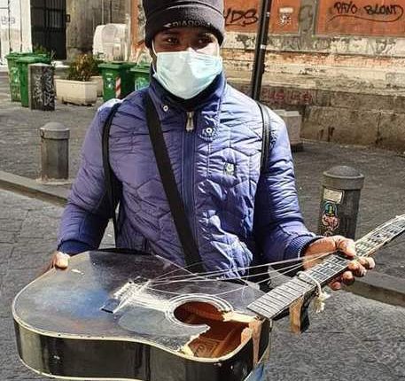 Rompono la chitarra ad artista strada, subito gara solidarietà. La denuncia del Consigliere regionale di Eruopa Verde Francesco Emilio Borrelli