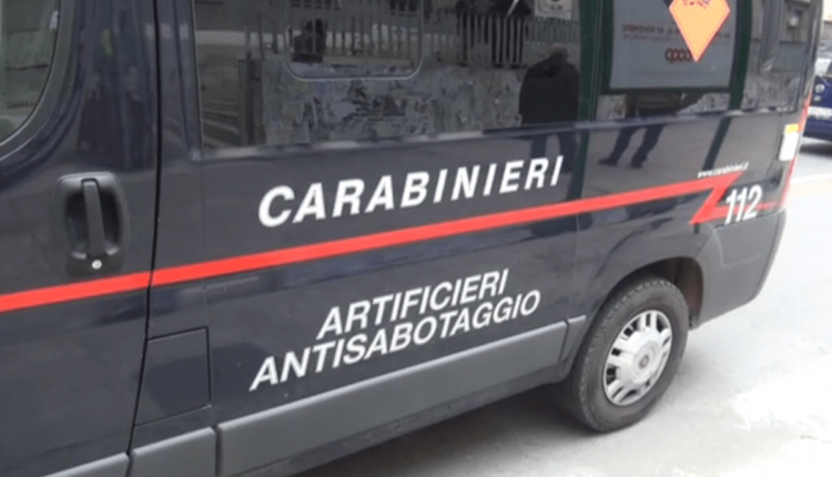 Bomba carta fuori scuola a San Giorgio a Cremano, intervengono gli artificieri