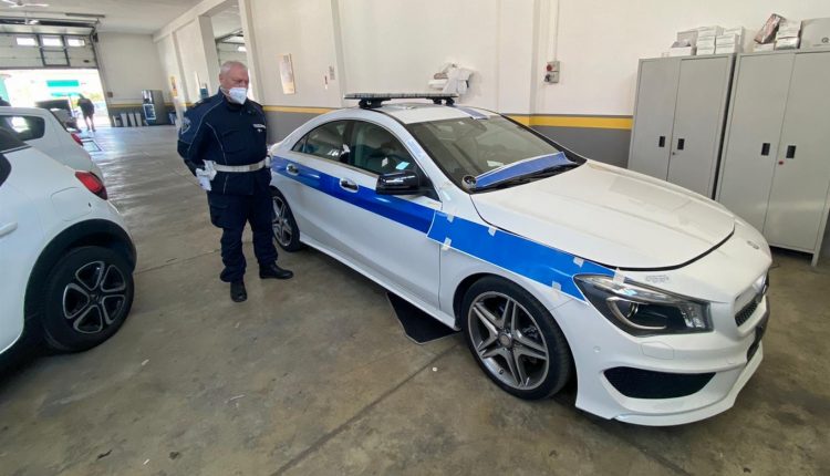 ECCO LA “TAMAR CAR” – A Pomigliano d’Arco, la Mercedes confiscata al camorrista assegnata alla polizia municipale. Il comandante Maiello: “Un segnale forte di legalità”