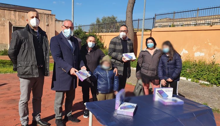 A San Giorgio.a Cremano, il Progetto “Perifelicittà”:. Il sindaco Zinno: “Ai bambini svantaggiati strumenti digitali per garantire diritti e integrazione. Rinsaldiamo i legami tra scuola, famiglie e istituzioni”