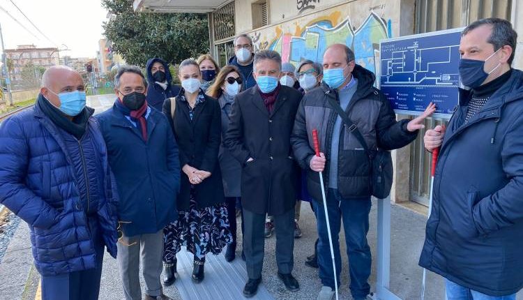 La stazione Eav di Sant’Anastasia attrezzata con percorsi e mappe tattili, ma non invitano né il sindaco né l’assessore alle politiche sociali