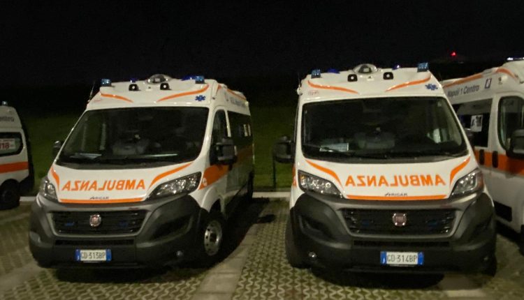 Nel parcheggio dell’Ospedale del Mare ci sarebbero ambulanze con assicurazione e non utilizzate nonostante le emergenze: la denuncia di Francesco Emilio Borrelli