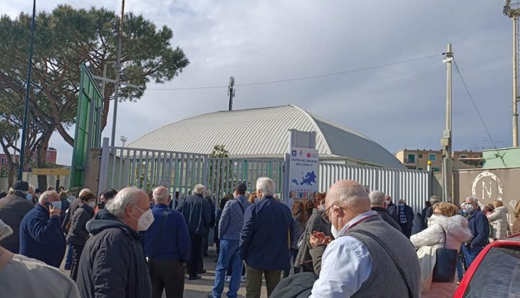 L’EMERGENZA COVID – Centro vaccinale di Portici tra caos e disagi per gli anziani, Caramiello (5S): “Occorre buonsenso, la soluzione esiste”