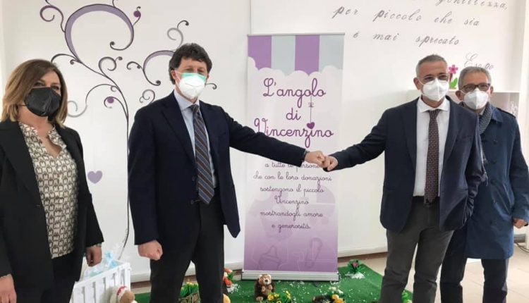 FORZA VINCENZINO – Il Bimbo ustionato a Portici, continua a migliorare e in città l’amministrazione istituisce uno spazio dedicato a chi voglia fargli un dono. Al taglio del nastro anche il primario del Santobono 