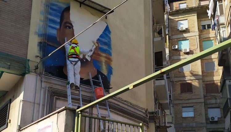 Camorra, rimosso murale a Napoli est, familiari defunto protestano. Alessandra Clemente: “Continuiamo a donare bellezza a Napoli lberandola dai simboli dell’omertà”