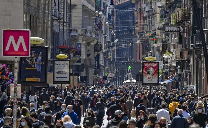 Folla e assembramenti al centro di Napoli: ma i ristoranti senza tavolini all’esterno restano chiusi e nei bar c’è il divieto del caffè al banco