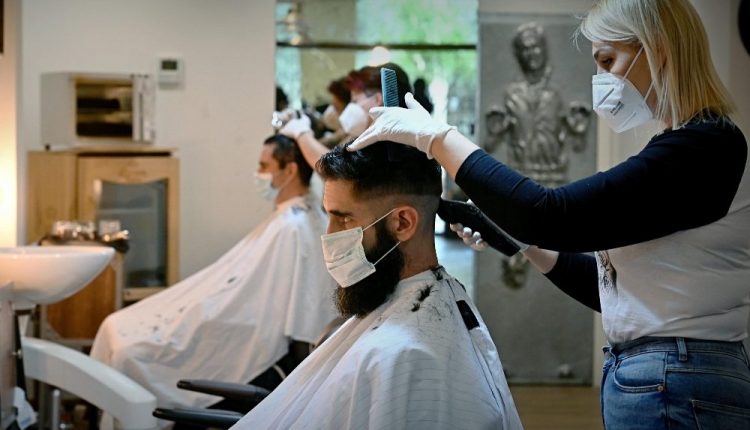 CAMPANIA ZONA ARANCIONE – Si attende la comunicazione del Ministro Speranza: riaprirebbero parrucchieri, barbieri, centri estetici e negozi di abbigliamento