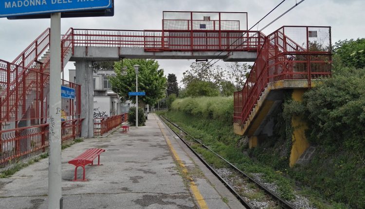 In fin di vita una donna investita dal treno: le immagini delle telecamere registrano il tentato suicidio