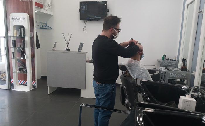 A Portici per aiutare una donna malata, Luigi taglierà i capelli gratis
