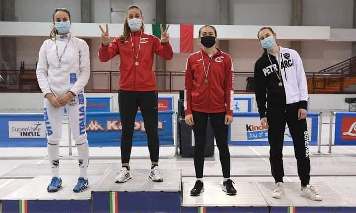 Mariella Viale della Champ Napoli è campionessa italiana  di scherma: ha battuto atlete anche di cinque anni più grandi. Orgoglioso il maestro Gigi Tarantino