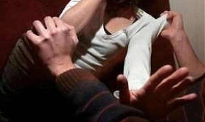 Un 26enne violenta per mesi la figlia disabile della compagna. Anche la donna indagata per vessazioni sulla minore. Carabinieri eseguono misura cautelare